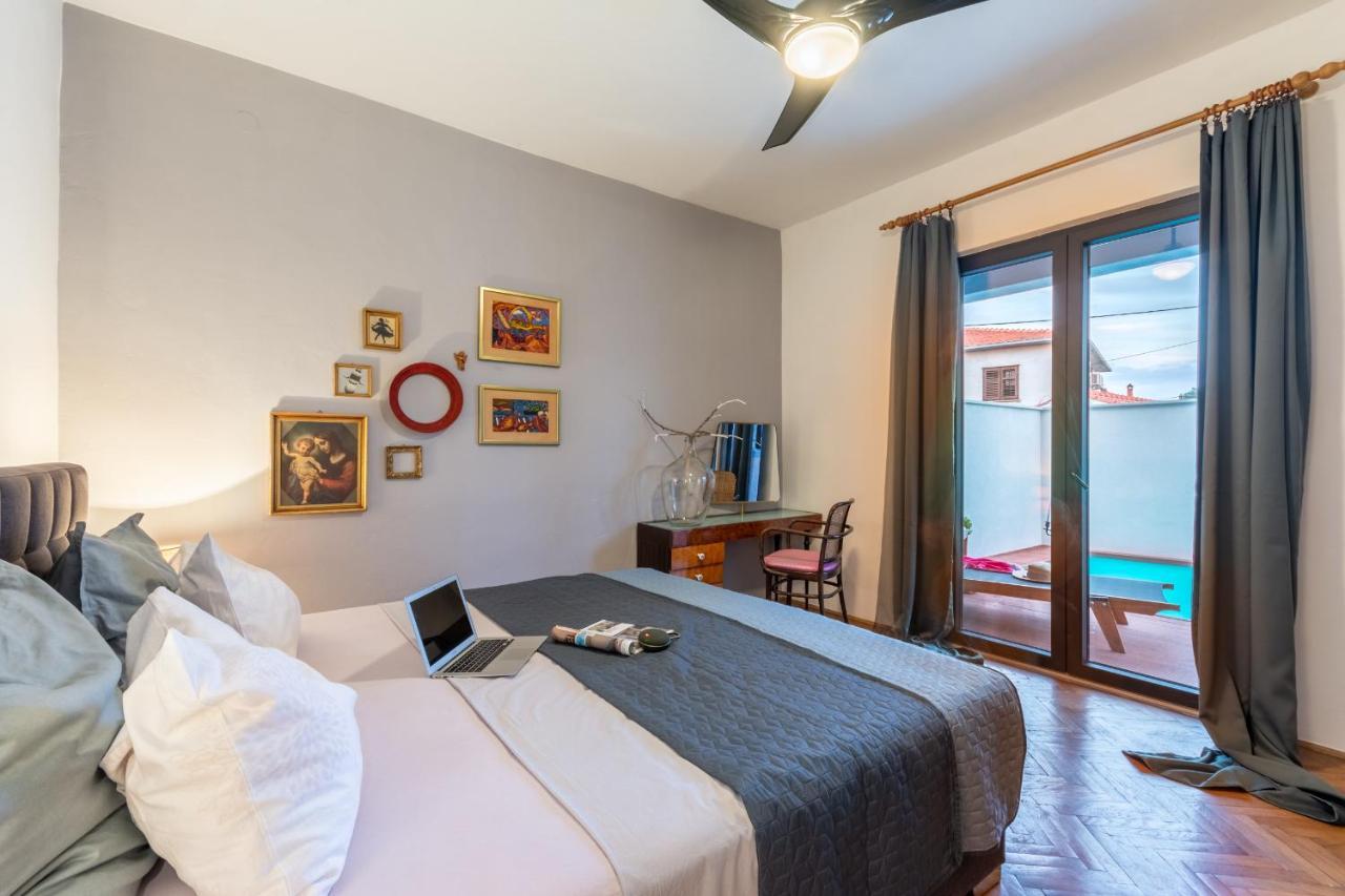 Apartment Lota With Heated Pool On Top Location Supetar Exterior photo