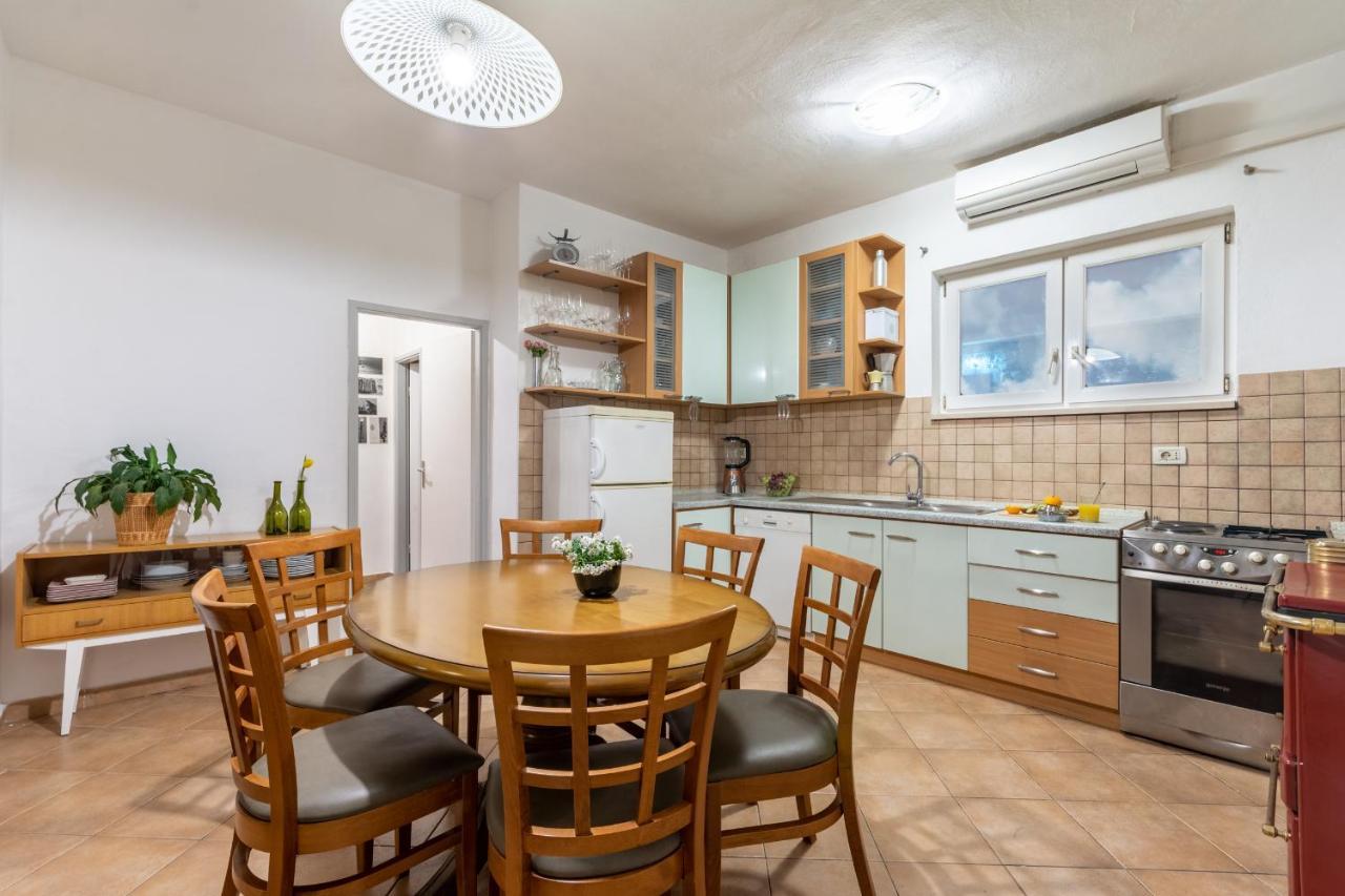 Apartment Lota With Heated Pool On Top Location Supetar Exterior photo