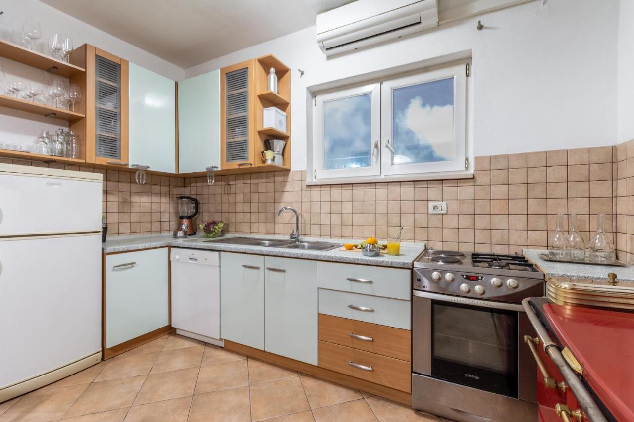 Apartment Lota With Heated Pool On Top Location Supetar Exterior photo